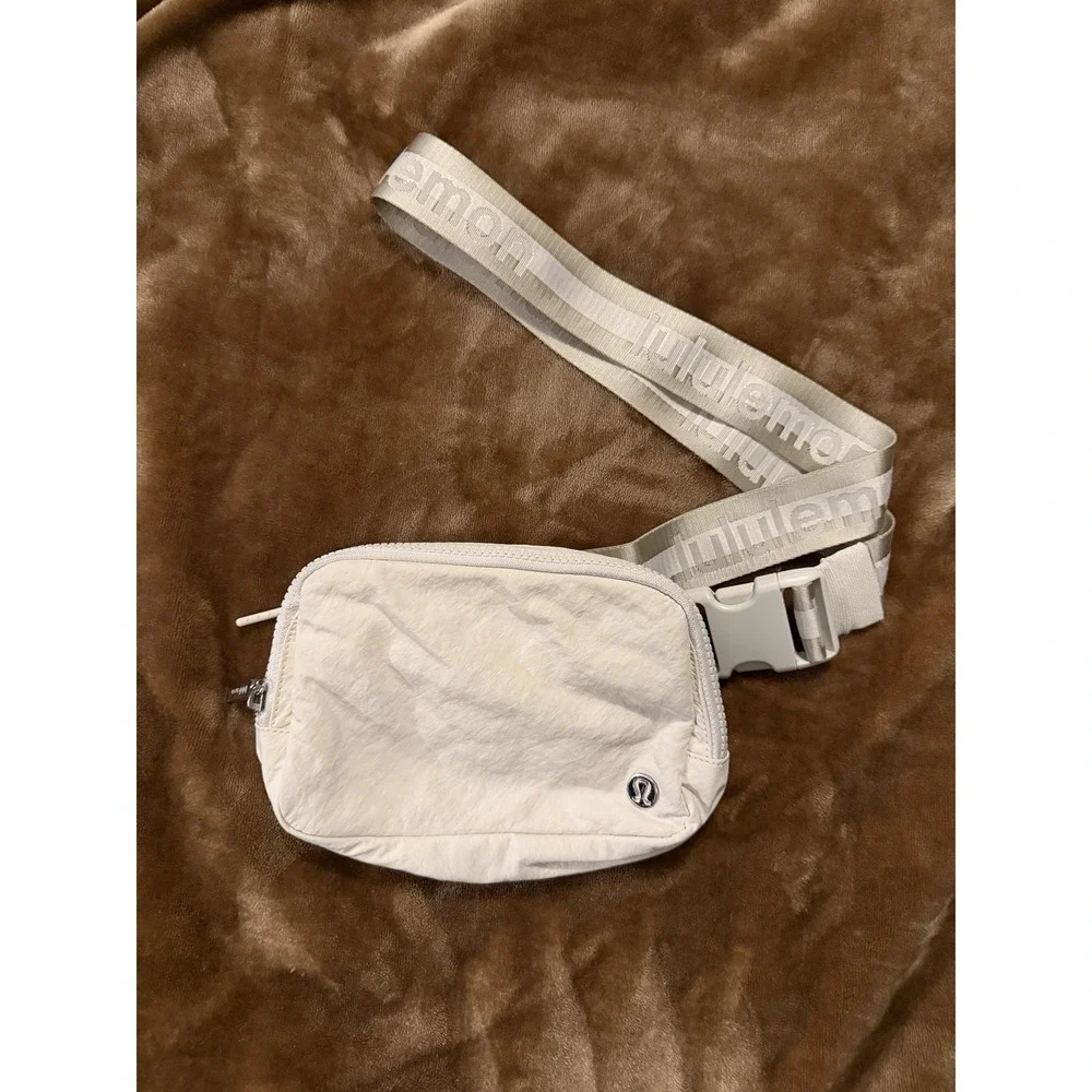 lululemon White Crossbody Bag Zip Closure Adjustable Strap Pockets Lined